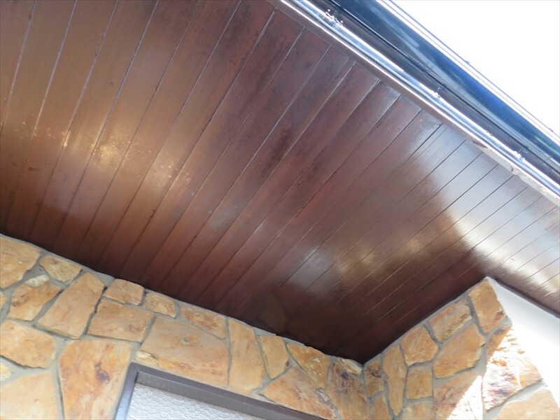 板張りの軒裏は、塗装後のハガレた時に塗膜が目立たないことや板の模様を活かすためにクリヤー塗装にします。